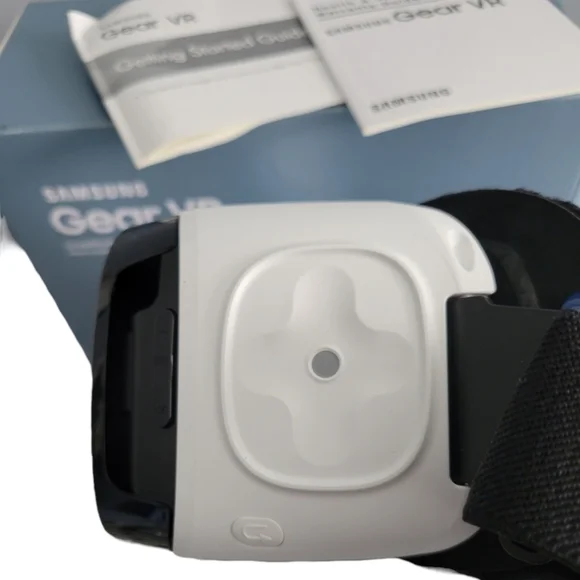 Samsung Gear VR Headset still with original box, like new condition - Picture 5 of 7